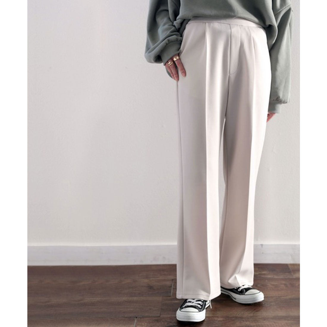 クラシカルエルフ Classical Elf センタープレスが今っぽい。マニッシュなカットフレアパンツ。
