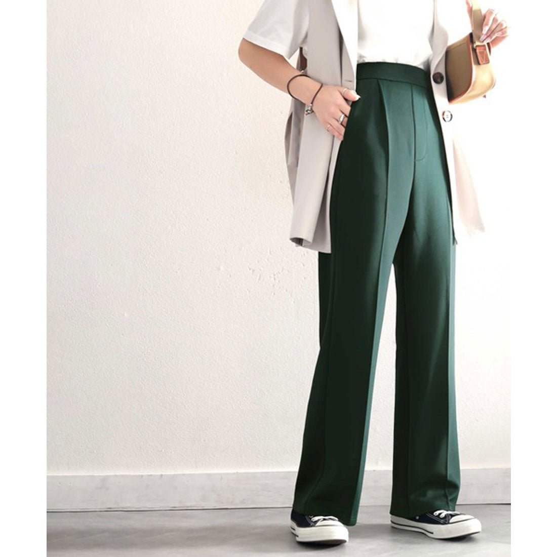 クラシカルエルフ Classical Elf センタープレスが今っぽい。マニッシュなカットフレアパンツ。