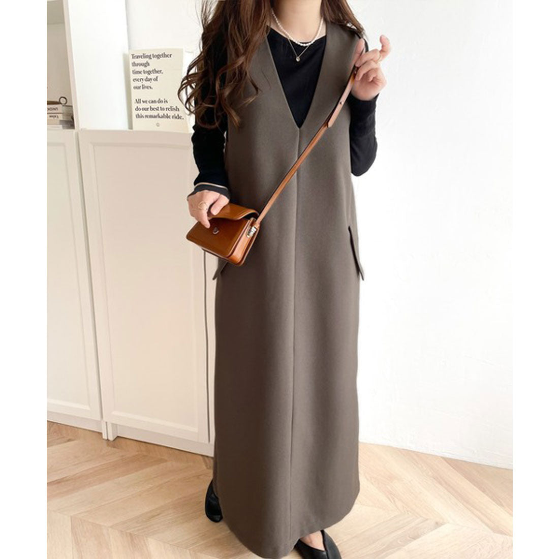 Classical Elf Elegant and relaxed style. V-neck dress with pocket