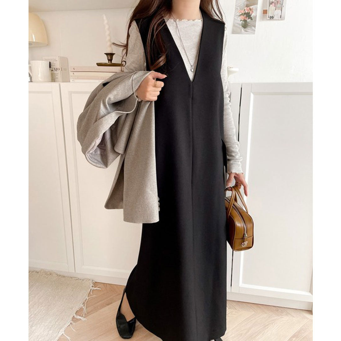 Classical Elf Elegant and relaxed style. V-neck dress with pocket
