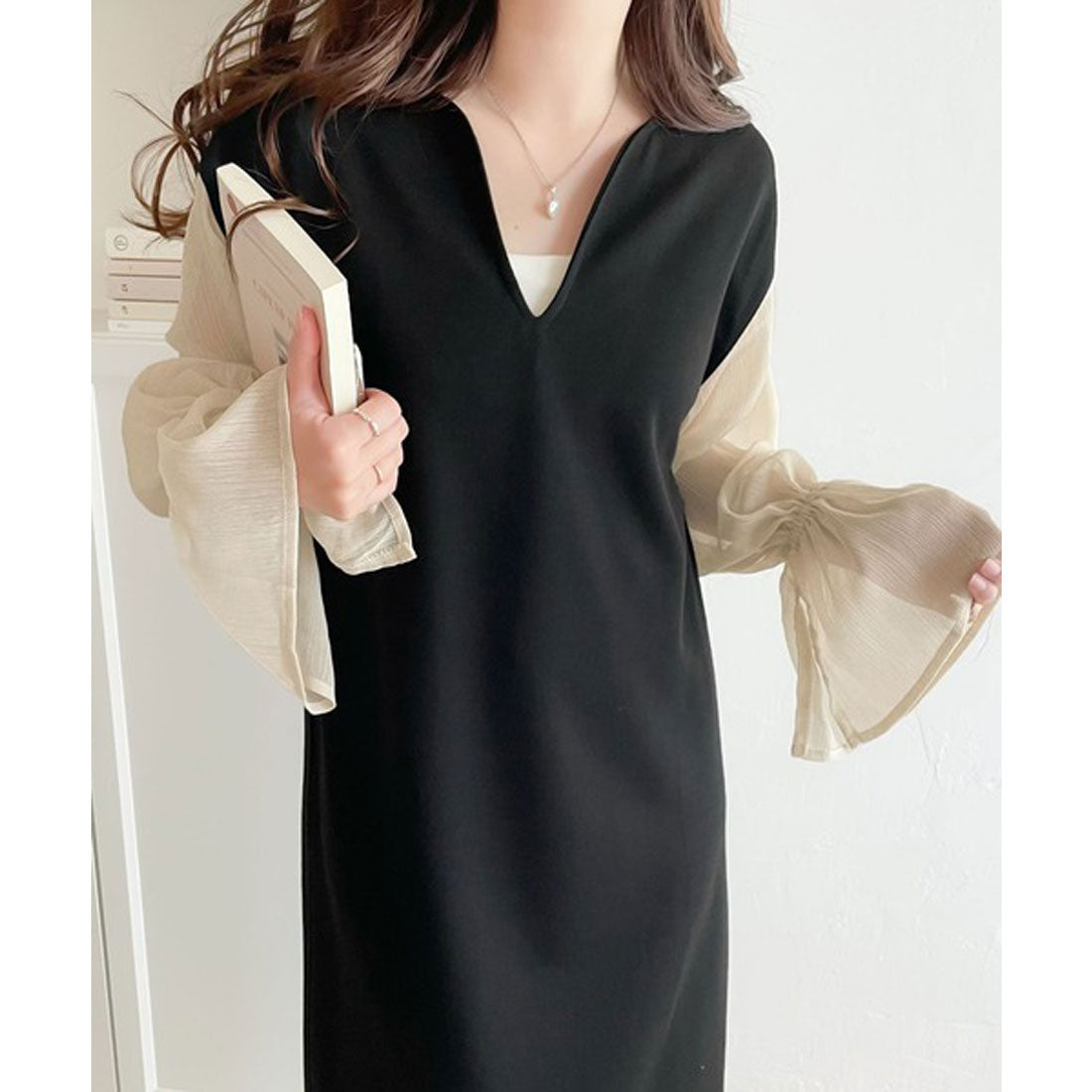 Classical Elf [mily bilet] Achieve the latest fashion. Sheer sleeve switching candy sleeve V-neck dress