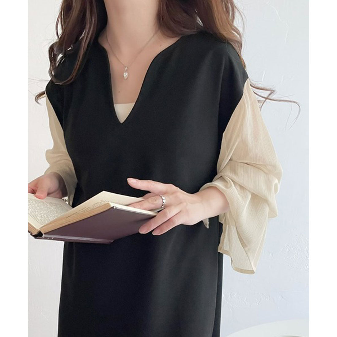 Classical Elf [mily bilet] Achieve the latest fashion. Sheer sleeve switching candy sleeve V-neck dress