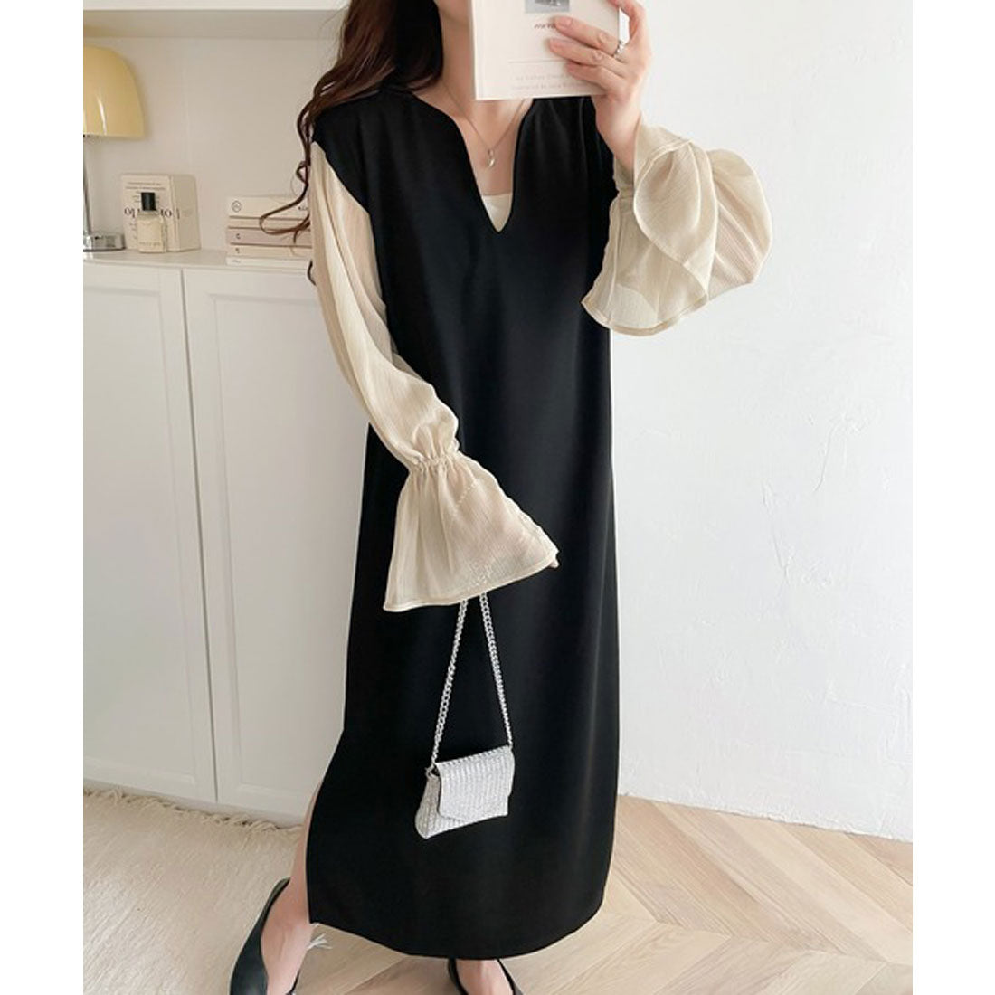 Classical Elf [mily bilet] Achieve the latest fashion. Sheer sleeve switching candy sleeve V-neck dress
