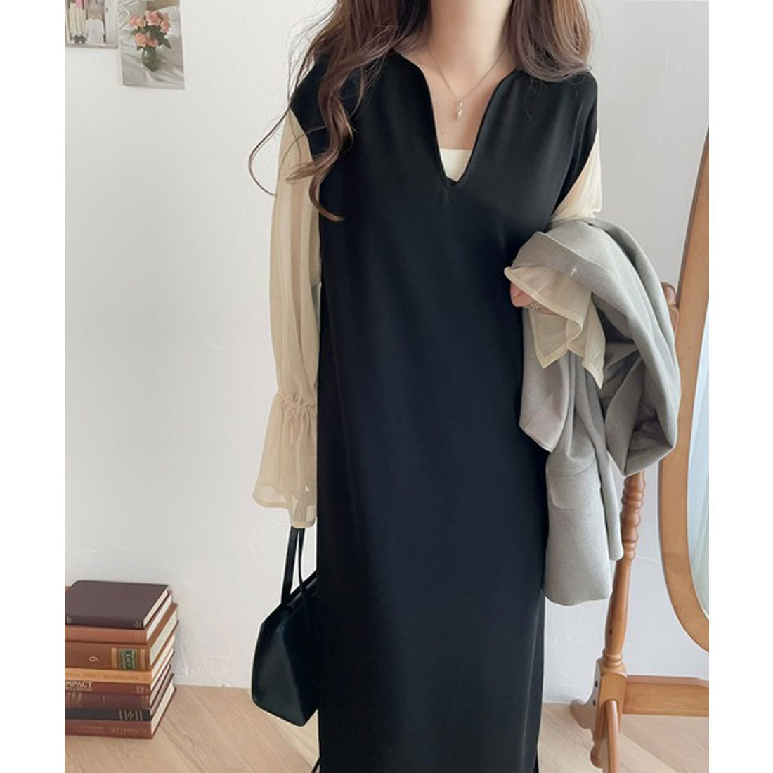 Classical Elf [mily bilet] Achieve the latest fashion. Sheer sleeve switching candy sleeve V-neck dress