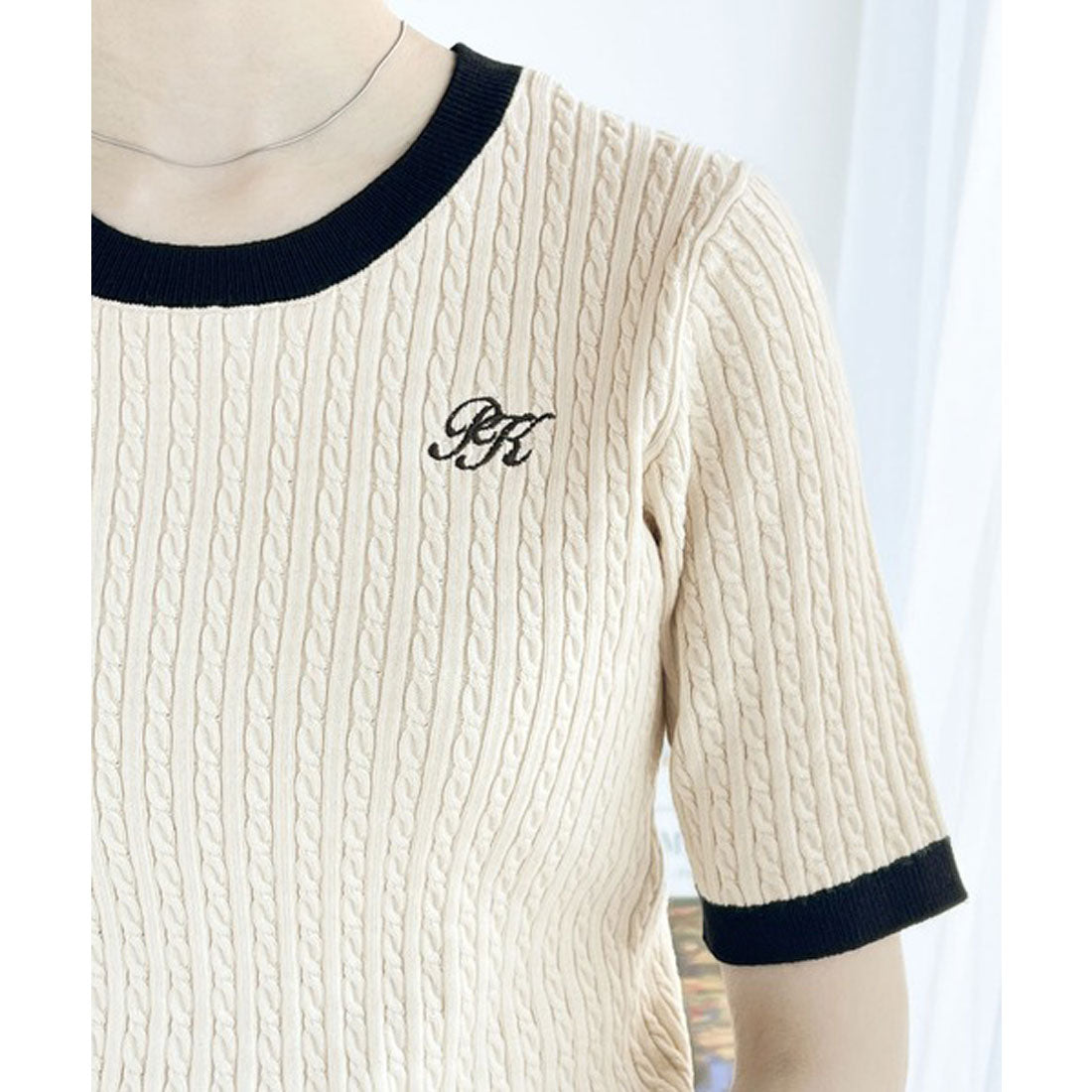 Classical Elf Retro cute versatile knit. Cable knit embroidered short sleeve knit pullover.