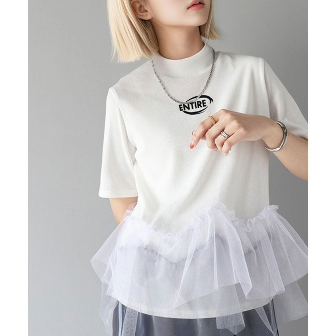 Classical Elf Classical Elf A piece that incorporates casual elements within its sweetness. Tulle frill mock neck T-shirt.