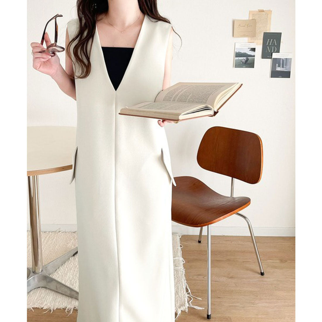 Classical Elf Elegant and relaxed style. V-neck dress with pocket