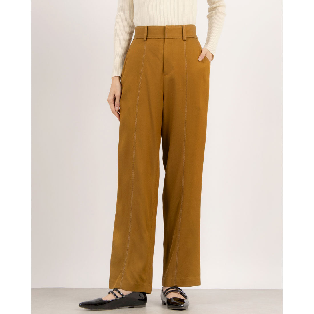 Cheek Cheek Stitch Accent Center Seam Pants