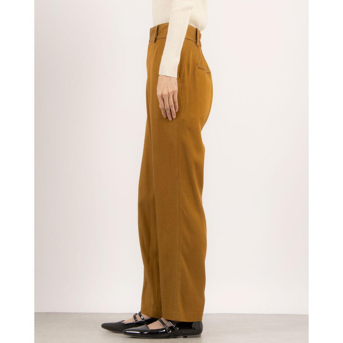Cheek Cheek Stitch Accent Center Seam Pants