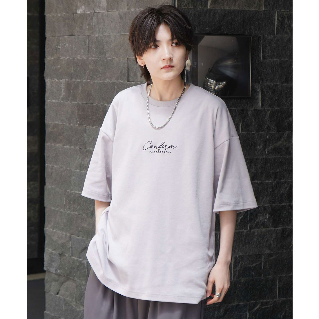 コンファーム Confirm ナチュラルドレープ とろみ肌感 ワンポイント刺繍 ビッグシルエット半袖Tシャツ カットソー ユニセックス （グレー） グレー