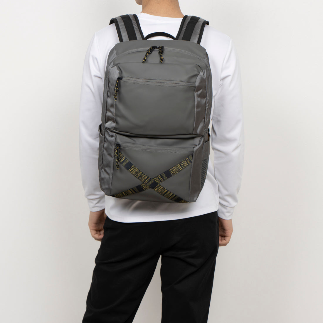 キャタピラー Caterpillar リュック メンズ リュックサック The Sixty 大容量 27L 防水 アウトドア 旅行 遠足 デイパック PC収納 （グレー） グレー