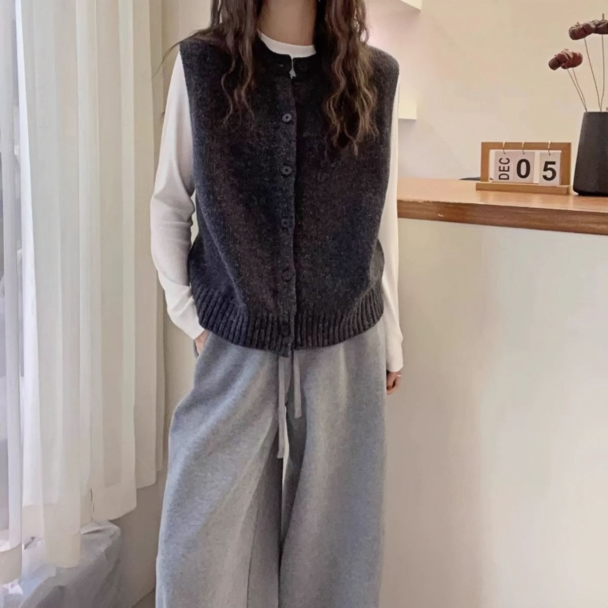 カルペディエム Carpe diem Vネックニットベスト トップス レイヤード風 韓国ファッション 秋冬 リブ編み ニット編み トレンド感 ノースリーブ オーバーサイズ 韓国ベスト ジャガード 重ね着風 V開きベスト ジレ レイヤード （ダークグレー） ダークグレー