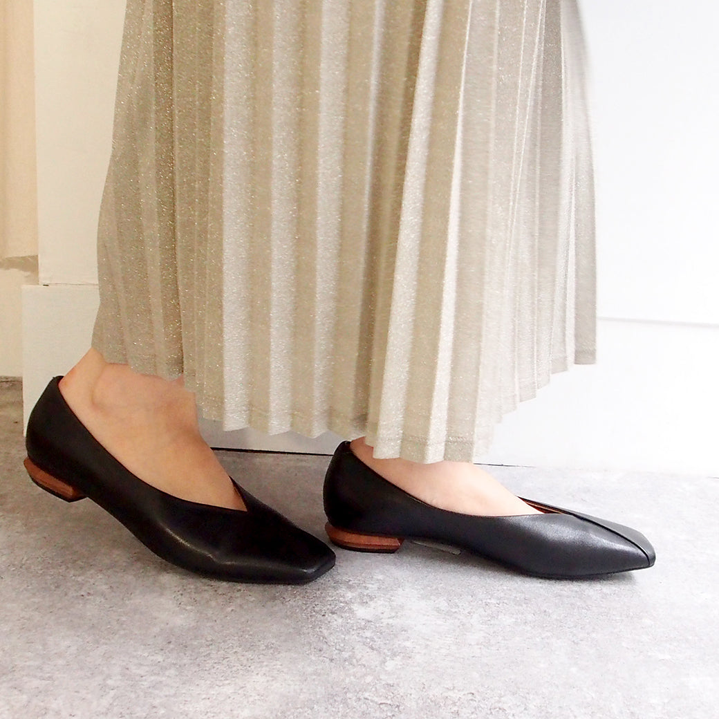cava cava V-cut pumps