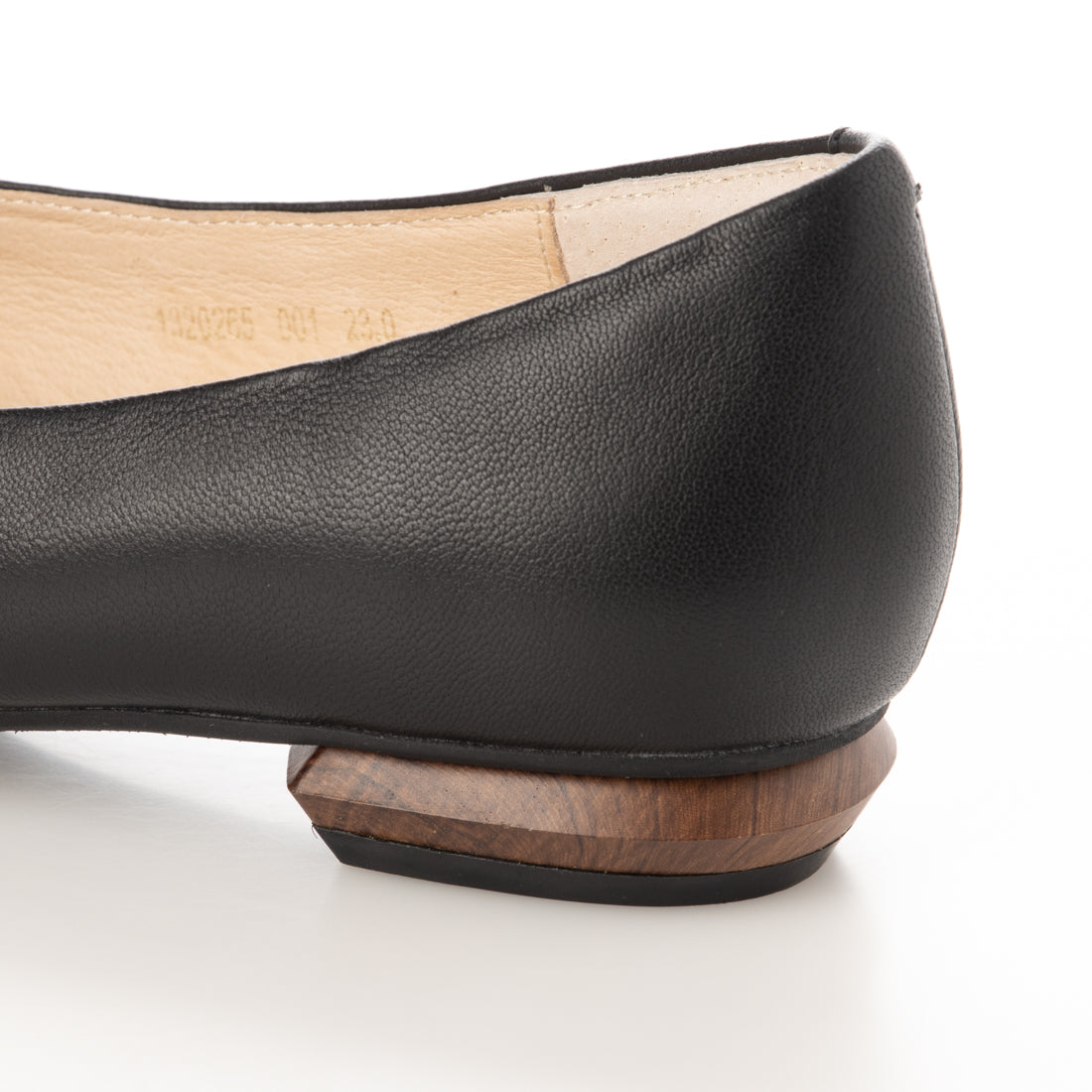 cava cava V-cut pumps