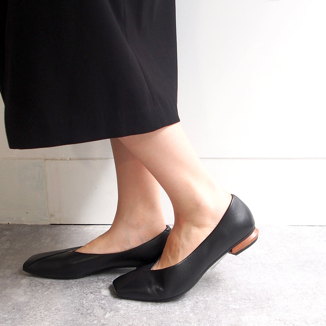cava cava V-cut pumps