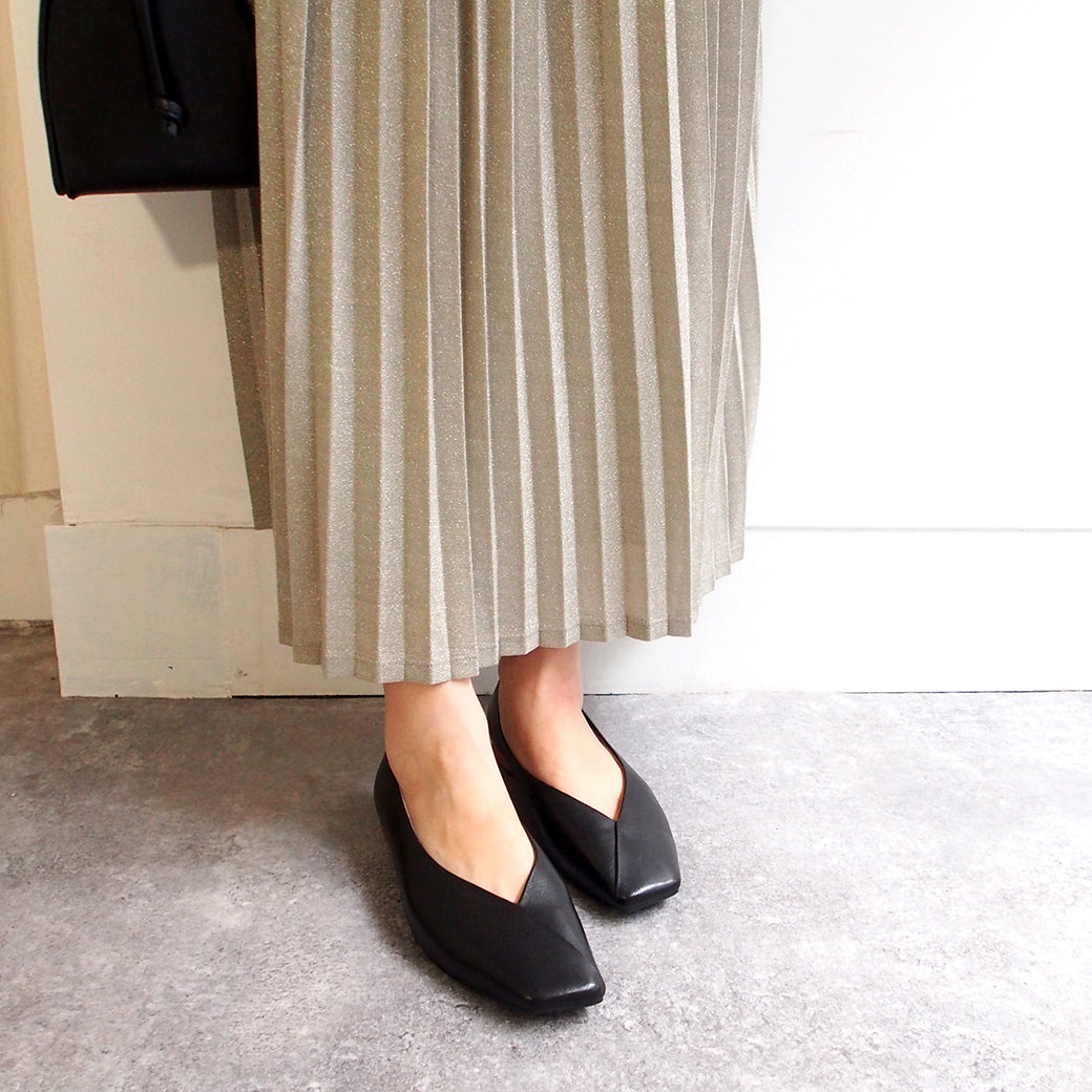 cava cava V-cut pumps