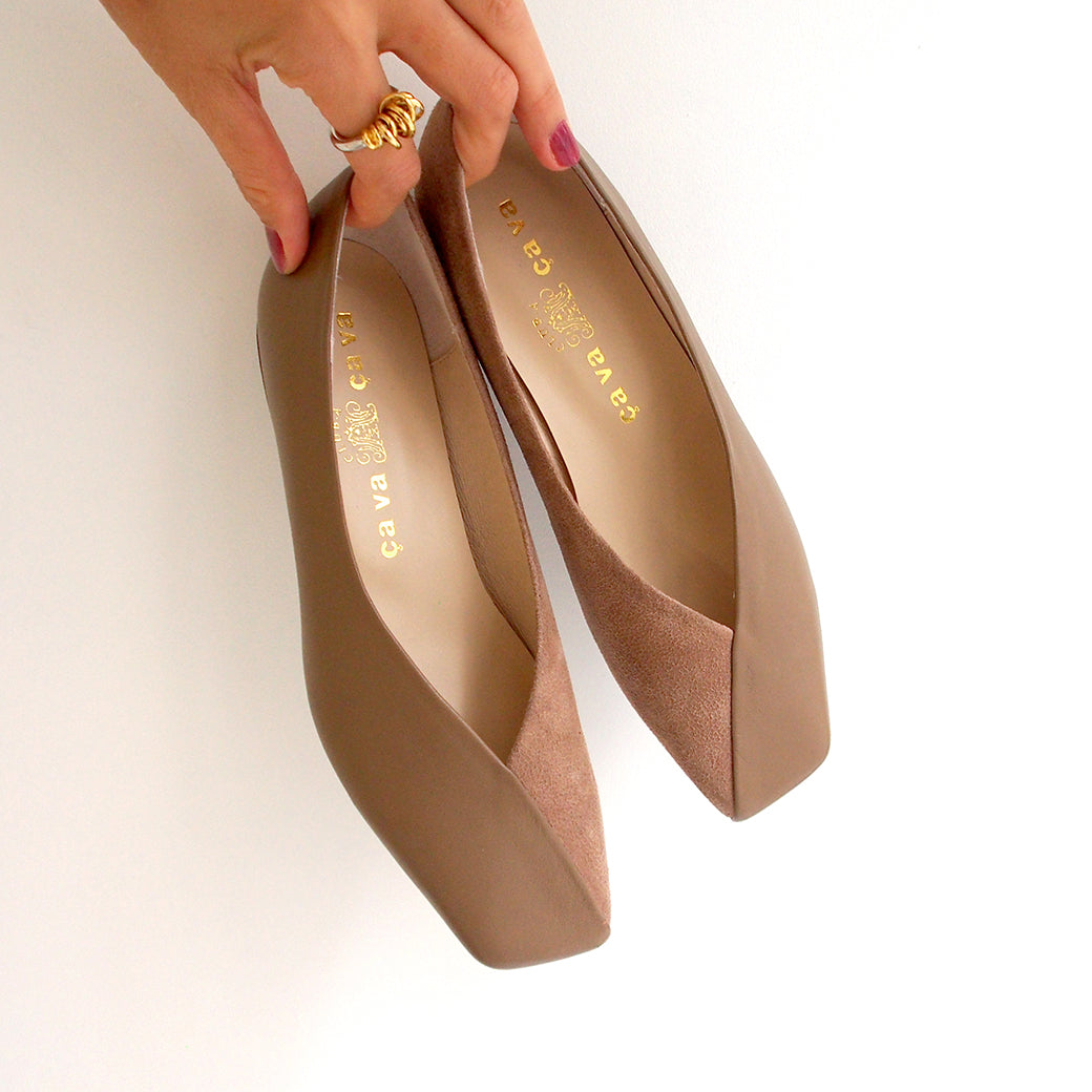 cava cava V-cut pumps