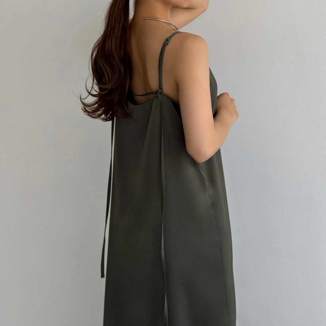 カラウティア callautia callautia バックデザインサテンキャミワンピース （チャコールグレー） チャコールグレー