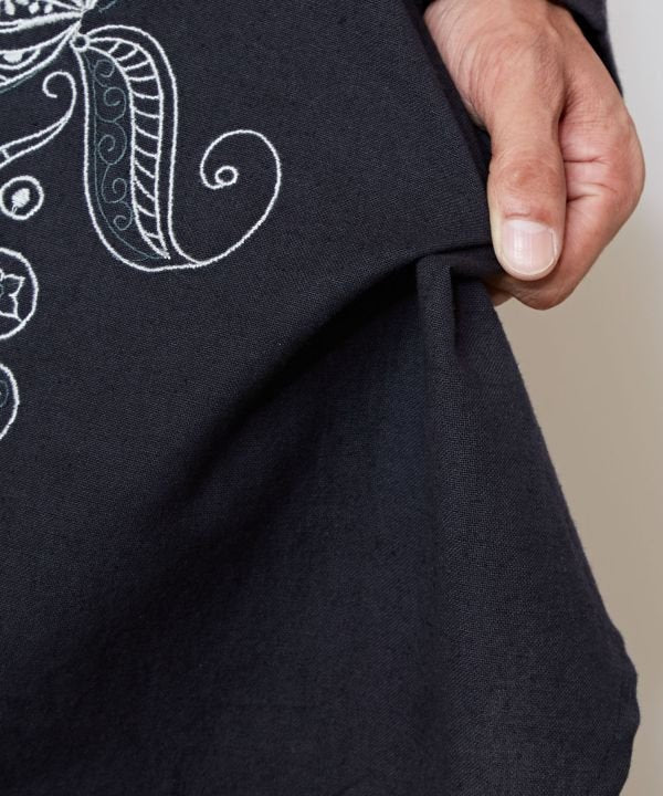 チャイハネ チャイハネ メンヘンディ刺繍メンズトップス （ブラック） ブラック