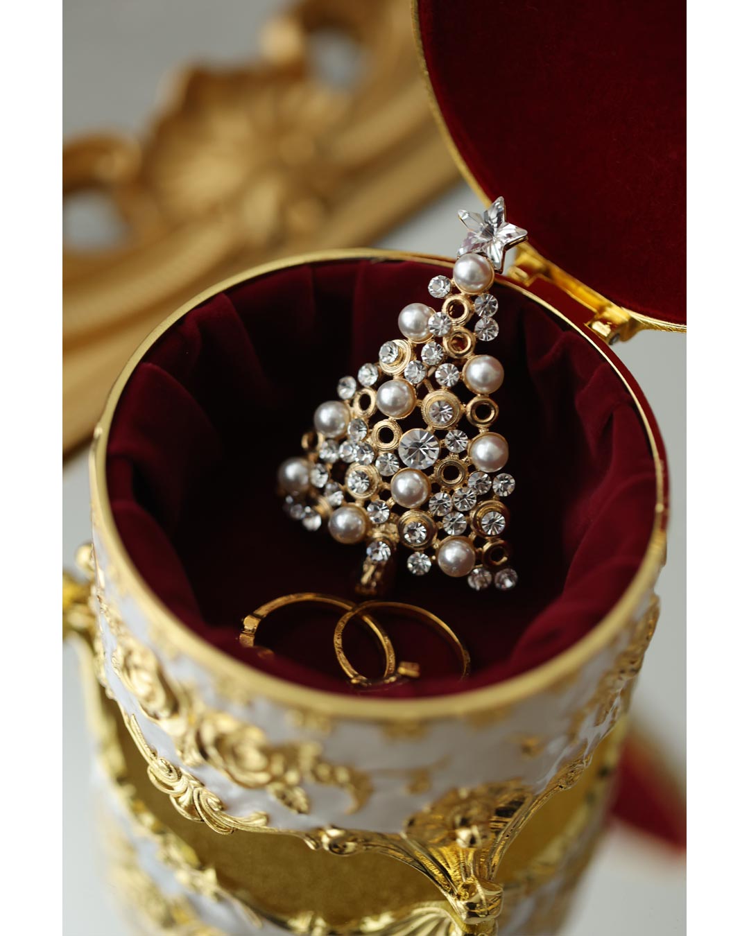 CAWAII CAWAII 彩繪快樂假期的聖誕樹胸針