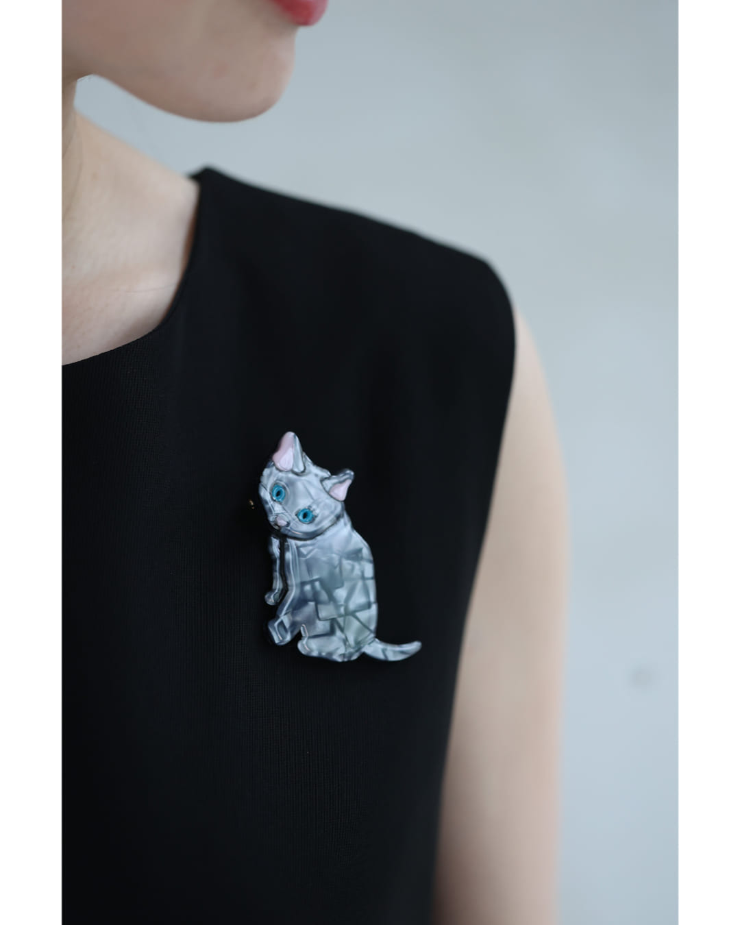 カワイイ CAWAII 青い目のミルキーな猫ちゃんブローチ （ホワイト） ホワイト