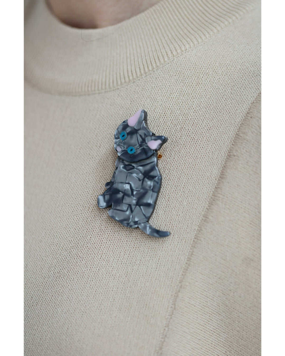 カワイイ CAWAII 青い目のミルキーな猫ちゃんブローチ （ホワイト） ホワイト