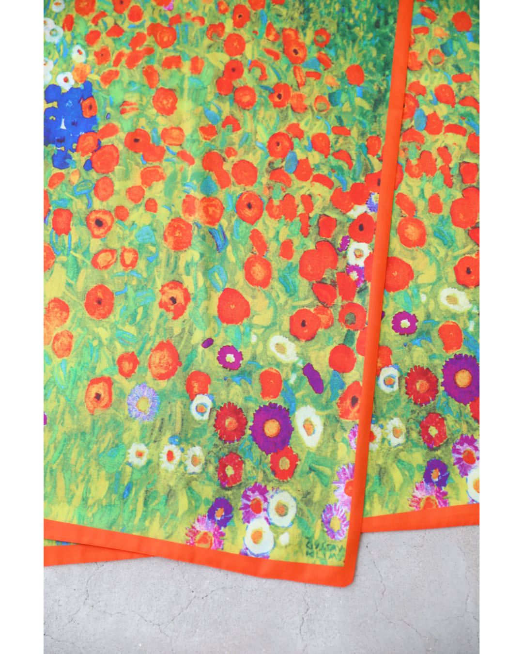 カワイイ CAWAII 花畑の風景を描いた艶めき大判ストール （オレンジ） オレンジ