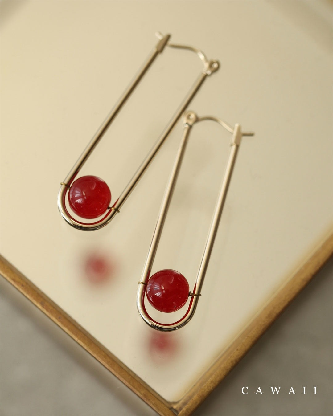 カワイイ CAWAII 赤い実揺れるブランコピアス （レッド） レッド