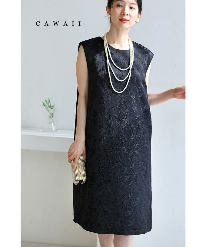 CAWAII CAWAII mini dress with a floral pattern that stands out in the light.