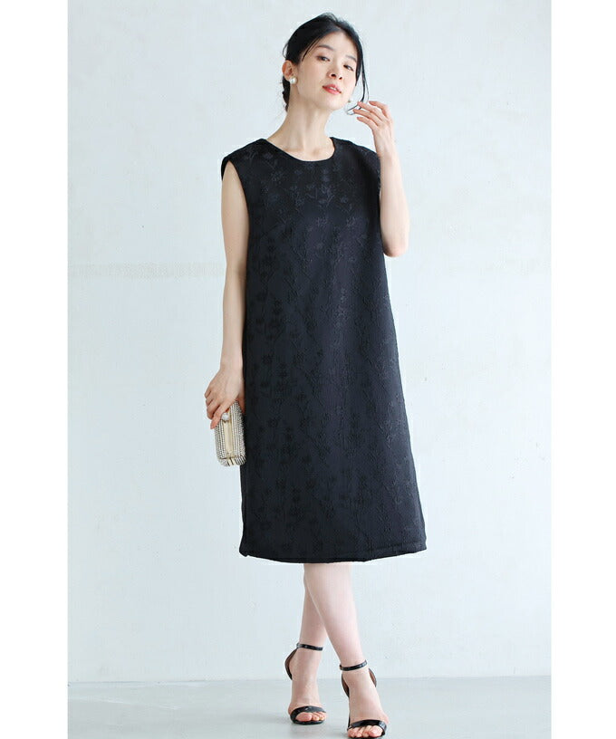 CAWAII CAWAII mini dress with a floral pattern that stands out in the light.