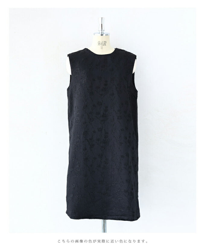 CAWAII CAWAII mini dress with a floral pattern that stands out in the light.