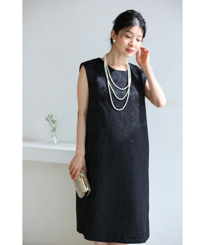 CAWAII CAWAII mini dress with a floral pattern that stands out in the light.