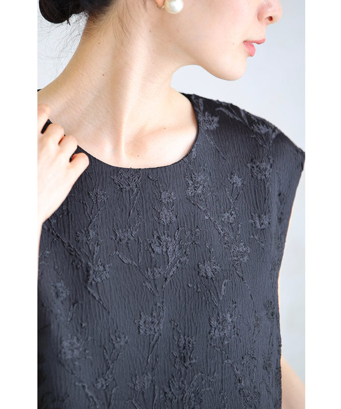 CAWAII CAWAII mini dress with a floral pattern that stands out in the light.