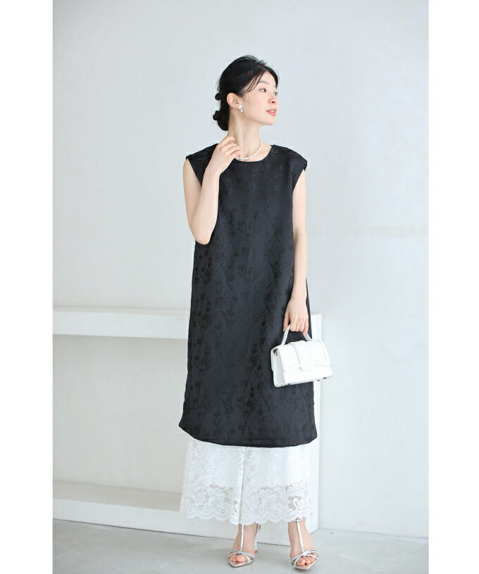 CAWAII CAWAII mini dress with a floral pattern that stands out in the light.
