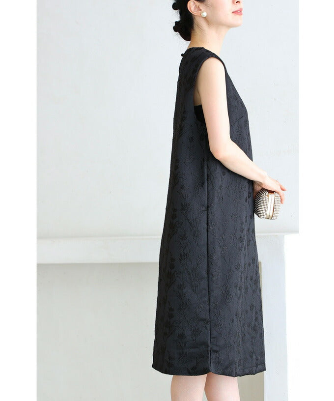 CAWAII CAWAII mini dress with a floral pattern that stands out in the light.
