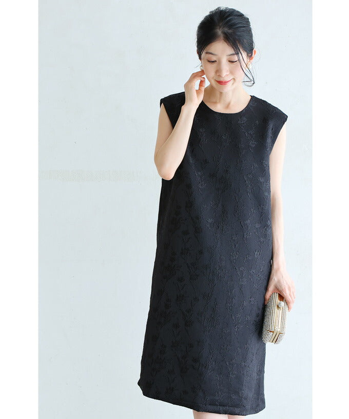CAWAII CAWAII mini dress with a floral pattern that stands out in the light.
