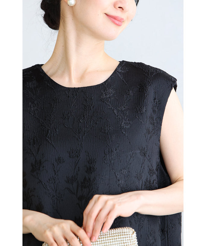 CAWAII CAWAII mini dress with a floral pattern that stands out in the light.
