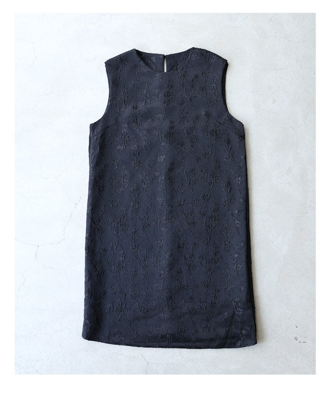 CAWAII CAWAII mini dress with a floral pattern that stands out in the light.