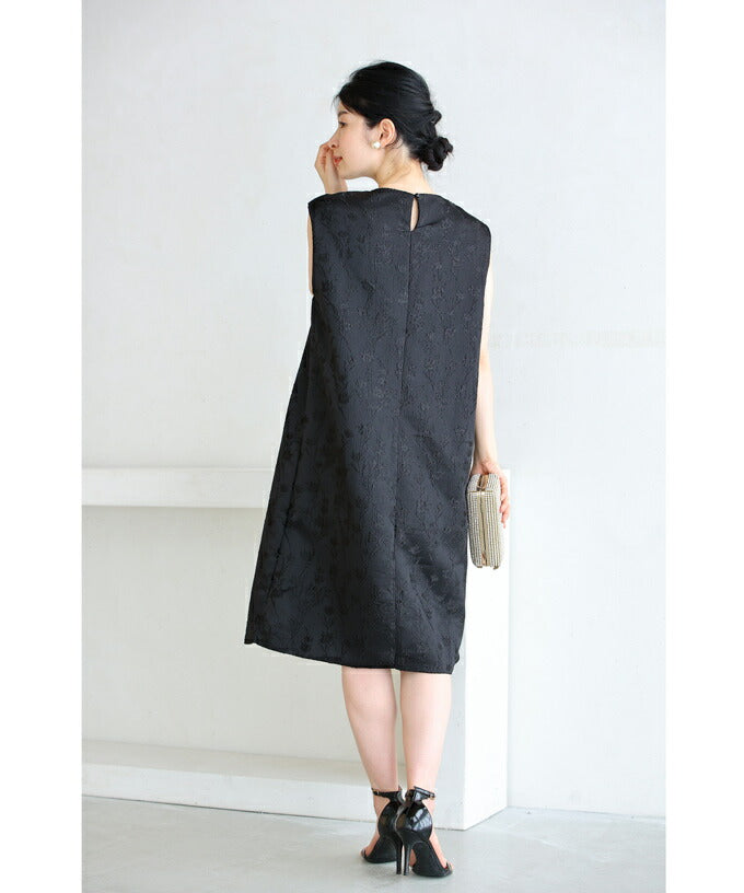 CAWAII CAWAII mini dress with a floral pattern that stands out in the light.