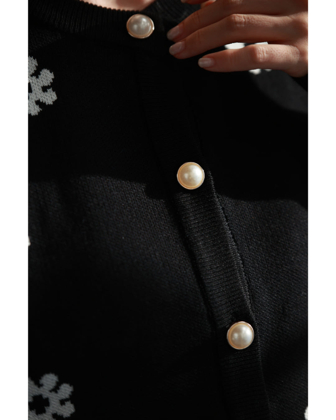 CAWAII CAWAII Accumulating White Flower Knit Cardigan