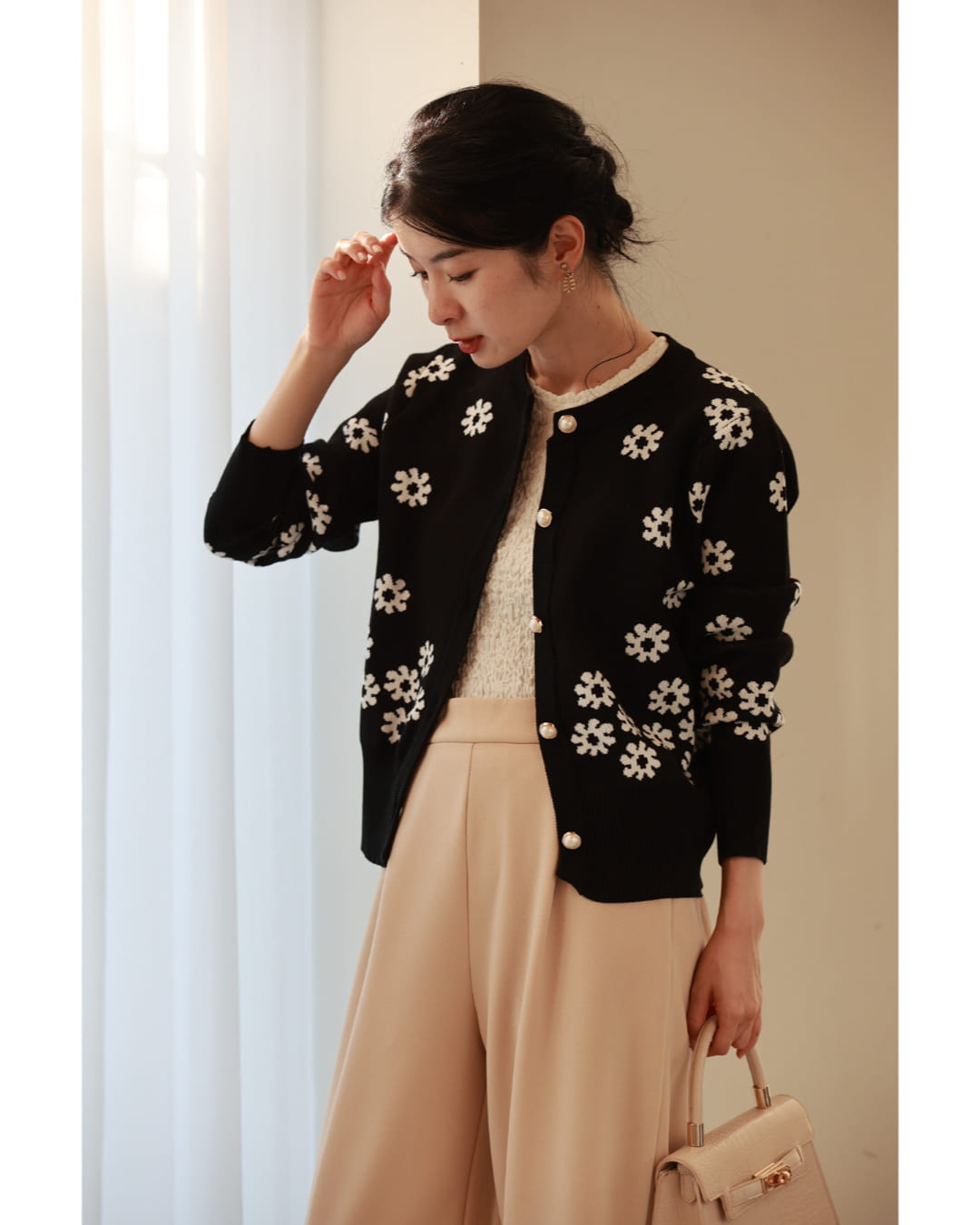 CAWAII CAWAII Accumulating White Flower Knit Cardigan