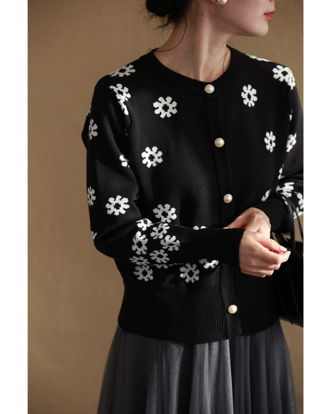 CAWAII CAWAII Accumulating White Flower Knit Cardigan