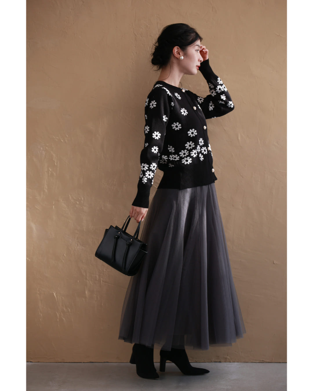 CAWAII CAWAII Accumulating White Flower Knit Cardigan