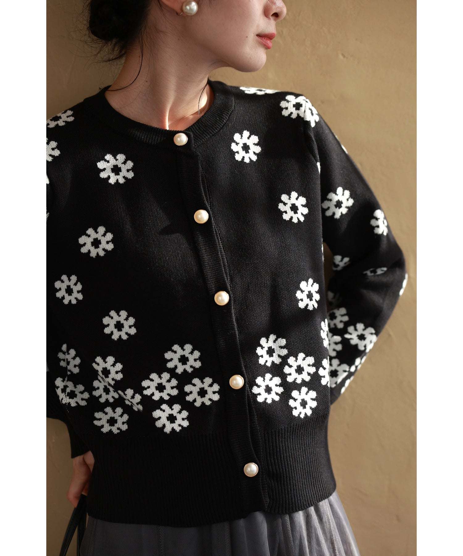 CAWAII CAWAII Accumulating White Flower Knit Cardigan