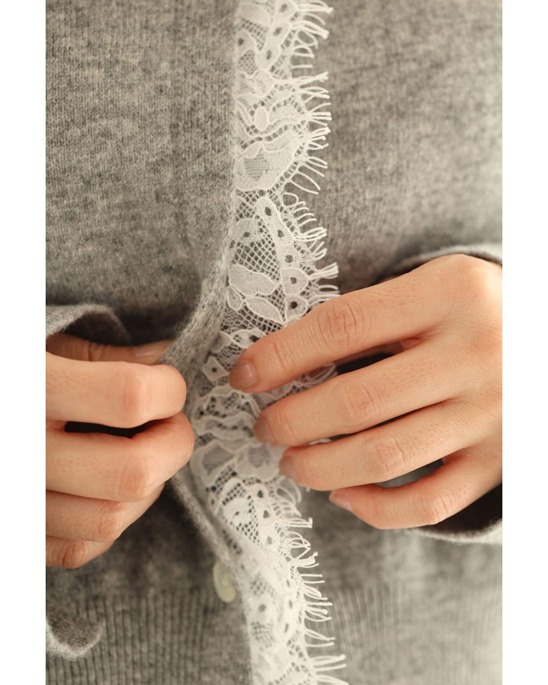 カワイイ CAWAII 首元から流れるアシンメトリーレースカーディガン