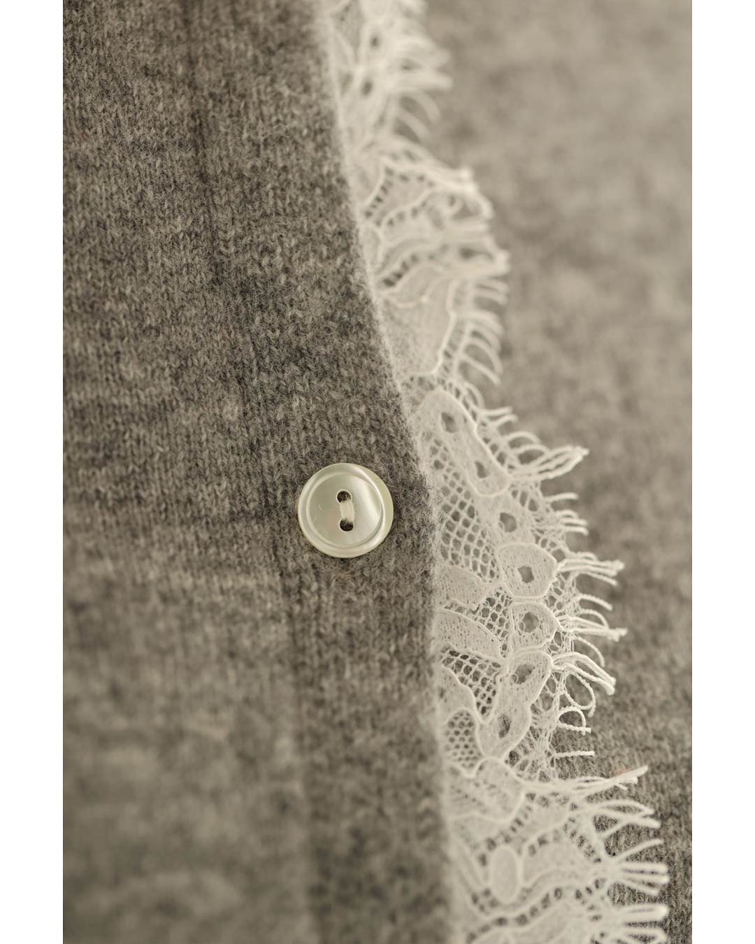 カワイイ CAWAII 首元から流れるアシンメトリーレースカーディガン