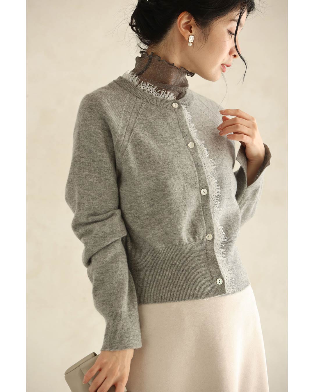 カワイイ CAWAII 首元から流れるアシンメトリーレースカーディガン