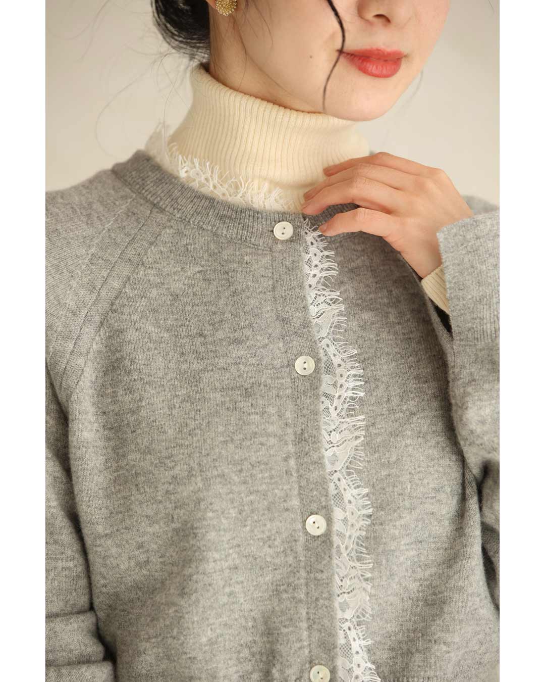 カワイイ CAWAII 首元から流れるアシンメトリーレースカーディガン