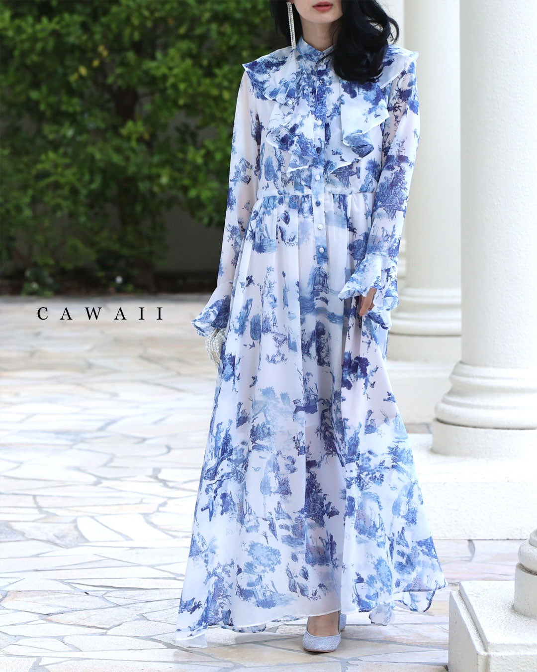 CAWAII CAWAII A world of Rococo spreads out in an airy long dress with Toile de Jouy pattern.