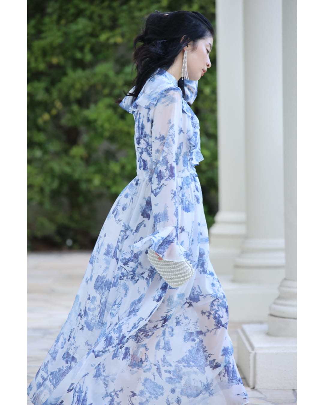 CAWAII CAWAII A world of Rococo spreads out in an airy long dress with Toile de Jouy pattern.